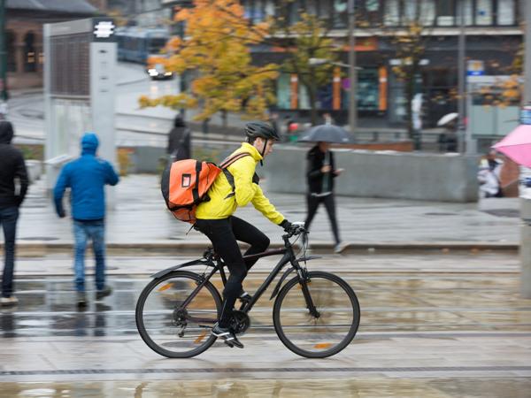 Bike messenger in the rain