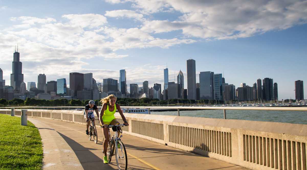 Chicago,USA-august 13,2013:many athletes practice running and biking on the number of bike lanes Chicago at sunset